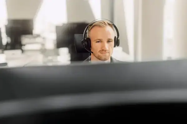 Kille som sitter framför en dator